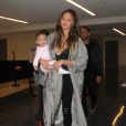 John Legend et sa femme Chrissy Teigen à l'aéroport de Los Angeles avec leur fille Luna le 26 décembre 2016.