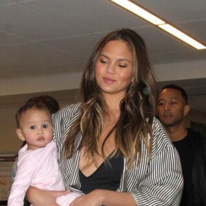 John Legend et sa femme Chrissy Teigen à l'aéroport de Los Angeles avec leur fille Luna le 26 décembre 2016.