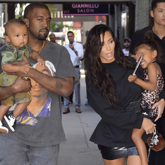 Kim Kardashian et son mari Kanye West dans les rues de New York avec leurs enfants North et Saint dans les bras, le 29 août 2016.