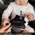 Chrissy Teigen dévoilant à Luna la paire de chaussures Yeezy envoyée par ses amis North et Saint West le 13 février 2017