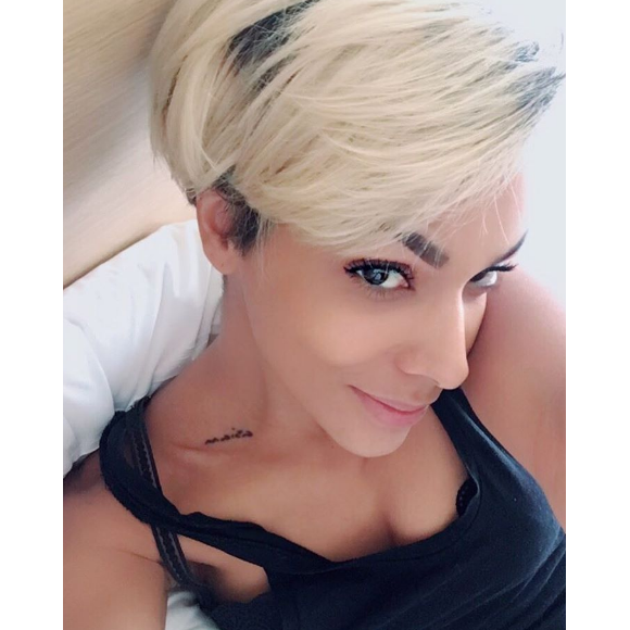 Shy'm pose dans son lit. Photo partagée sur Instagram en février 2017.