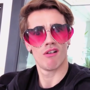 Antoine Griezmann devient incontrôlable pour la Saint-Valentin, avec sa grande soeur Maud. Instagram, le 14 février 2017.