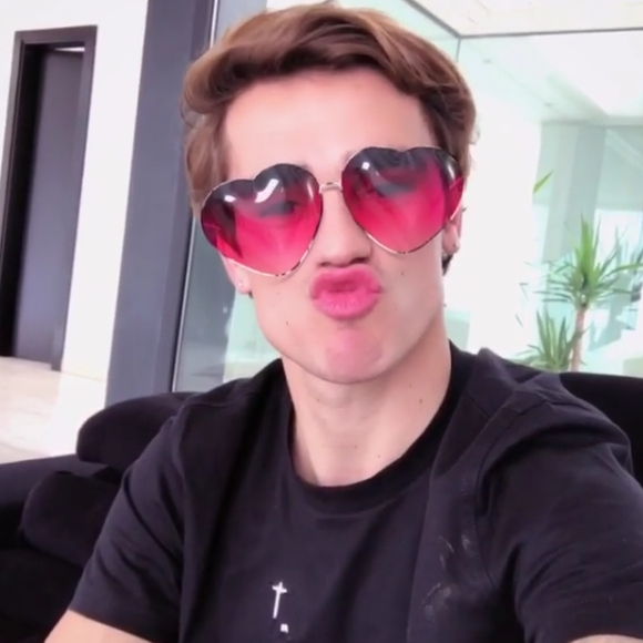Antoine Griezmann devient incontrôlable pour la Saint-Valentin, avec sa grande soeur Maud. Instagram, le 14 février 2017.