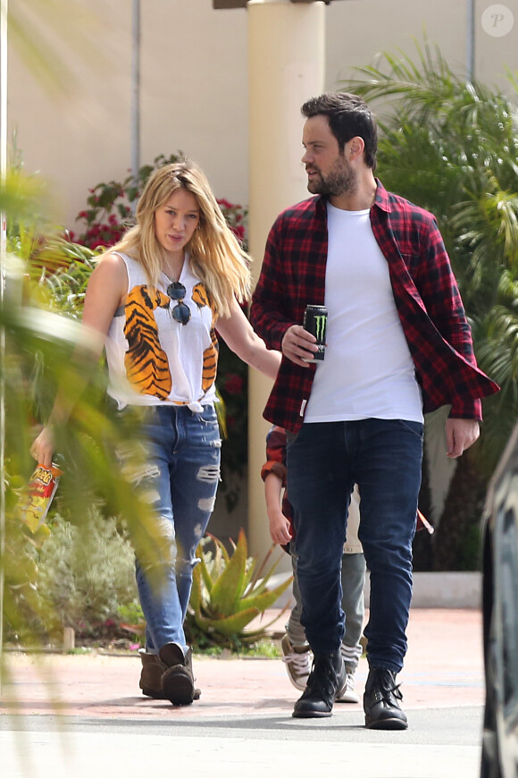 Exclusif - Hilary Duff se balade avec son ex-mari Mike Comrie et leur fils Luca à Malibu le 2 avril 2016.