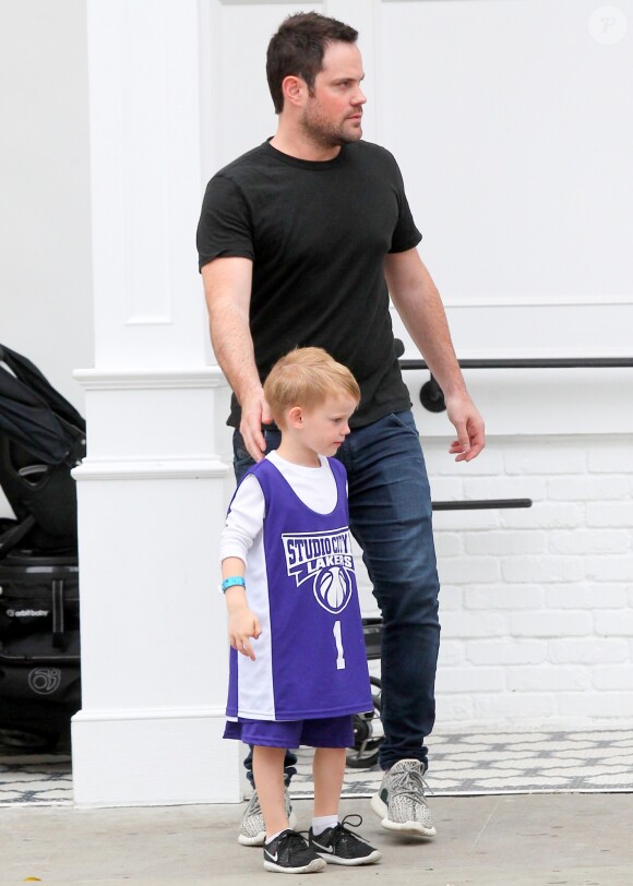 Mike Comrie et son fils Luca Comrie - Hilary Duff est allée déjeuner avec son ex mari Mike Comrie et son fils Luca au Fudge à West Hollywood le 5 Mars 2016.