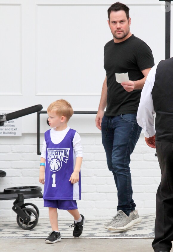 Mike Comrie et son fils Luca Comrie - Hilary Duff est allée déjeuner avec son ex mari Mike Comrie et son fils Luca au Fudge à West Hollywood le 5 Mars 2016.