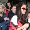 Selena Gomez fait des selfies avec des fans dans la bonne humeur à New York le 8 février 2017.  Singer Selena Gomez gets mobbed by fans while out and about in New York City, New York on February 8, 2017. Missing from the outing was her new rumored boyfriend, The Weeknd.08/02/2017 - New York