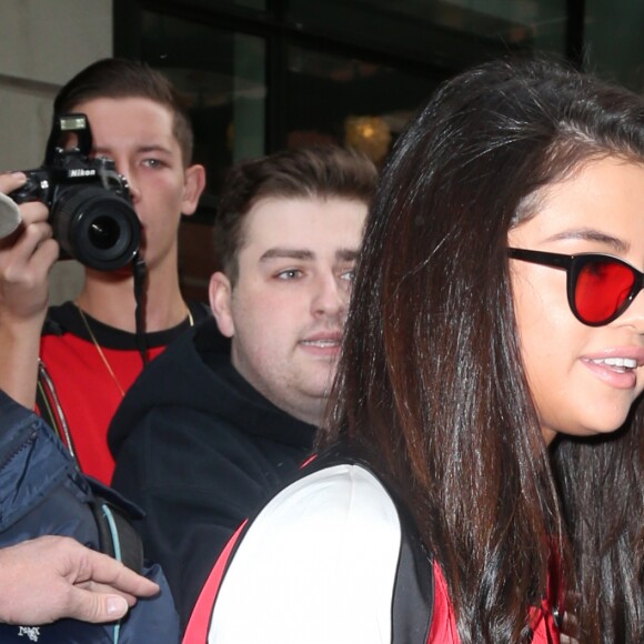 Selena Gomez fait des selfies avec des fans dans la bonne humeur à New York le 8 février 2017.  Singer Selena Gomez gets mobbed by fans while out and about in New York City, New York on February 8, 2017. Missing from the outing was her new rumored boyfriend, The Weeknd.08/02/2017 - New York