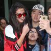 Selena Gomez fait des selfies avec des fans dans la bonne humeur à New York le 8 février 2017.  Singer Selena Gomez gets mobbed by fans while out and about in New York City, New York on February 8, 2017. Missing from the outing was her new rumored boyfriend, The Weeknd.08/02/2017 - New York