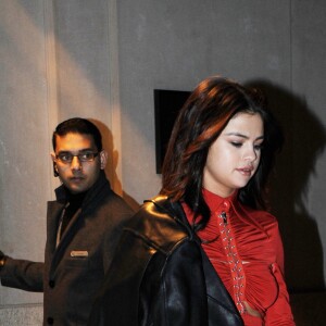 Exclusif - Selena Gomez à la sortie d'un immeuble à New York, le jour de la Saint-Valentin. Plus tôt dans la journée, la chanteuse assistait au défilé de mode "Coach". Le 14 février 2017  EXCLUSIVE: Selena Gomez steps out in red on Valentines Day. The 24 year old singer looked stunning in a sexy red dress with a black leather jacket slung over her shoulder, and animal print heels. Selena sat front row at the Coach Show during Fashion Week earlier in the day. VIDEO AVAILABLE14/02/2017 - New York