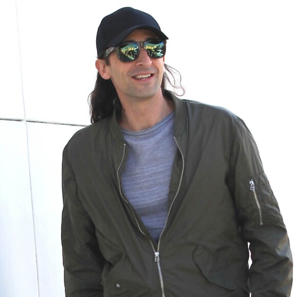 Adrien Brody souriant dans la rue à Los Angeles le 14 février 2017.