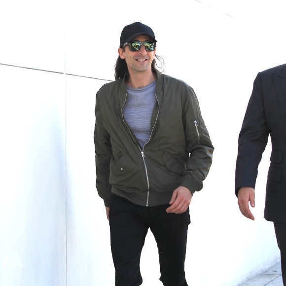 Adrien Brody souriant dans la rue à Los Angeles le 14 février 2017.