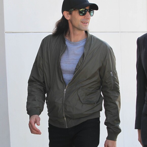 Adrien Brody souriant dans la rue à Los Angeles le 14 février 2017.