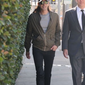 Adrien Brody avec les cheveux très longs se balade dans les rues de Beverly Hills, le 14 février 2017