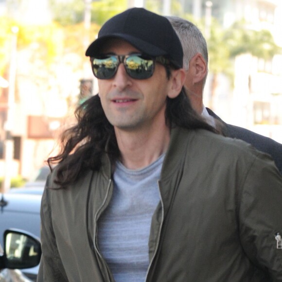 Adrien Brody avec les cheveux très longs se balade dans les rues de Beverly Hills, le 14 février 2017
