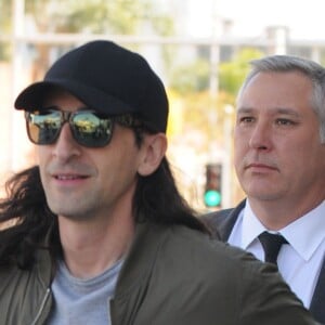 Adrien Brody avec les cheveux très longs se balade dans les rues de Beverly Hills, le 14 février 2017