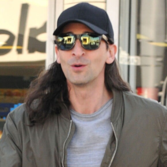 Adrien Brody avec les cheveux très longs se balade dans les rues de Beverly Hills, le 14 février 2017