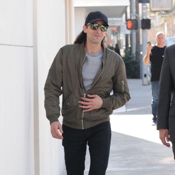Adrien Brody avec les cheveux très longs se balade dans les rues de Beverly Hills, le 14 février 2017