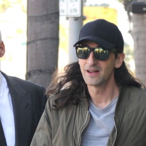 Adrien Brody avec les cheveux très longs se balade dans les rues de Beverly Hills, le 14 février 2017