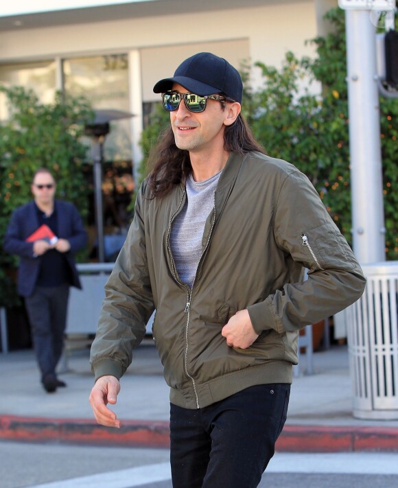 Adrien Brody avec les cheveux très longs se balade dans les rues de Beverly Hills, le 14 février 2017