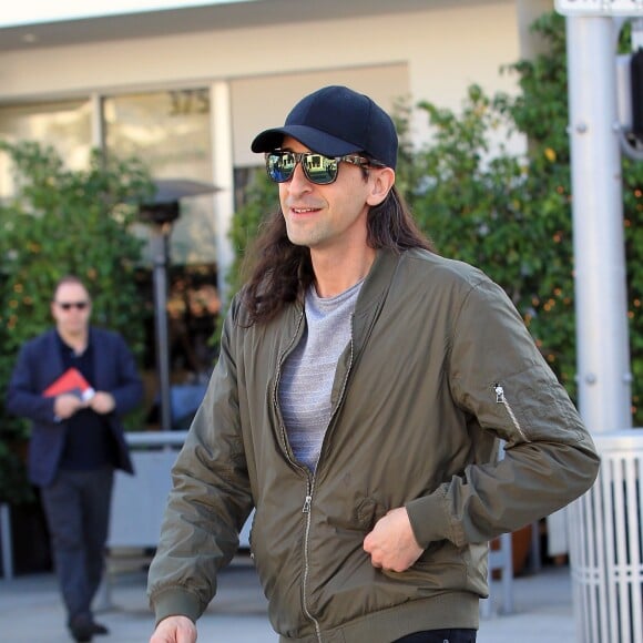 Adrien Brody avec les cheveux très longs se balade dans les rues de Beverly Hills, le 14 février 2017