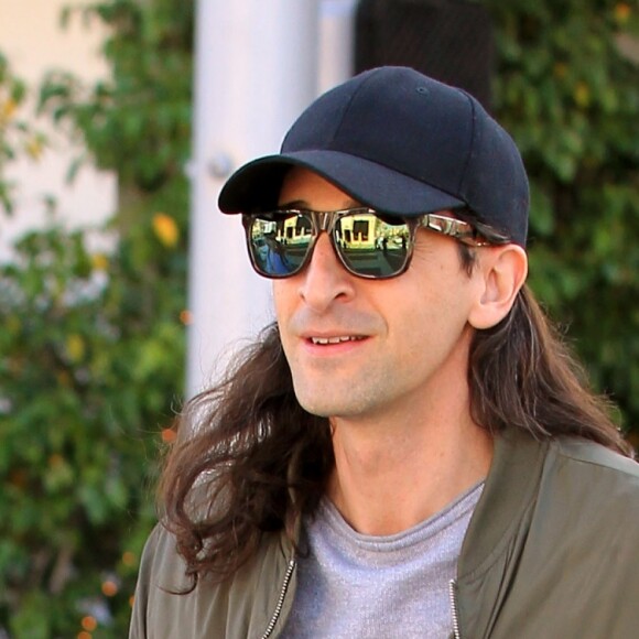 Adrien Brody avec les cheveux très longs se balade dans les rues de Beverly Hills, le 14 février 2017