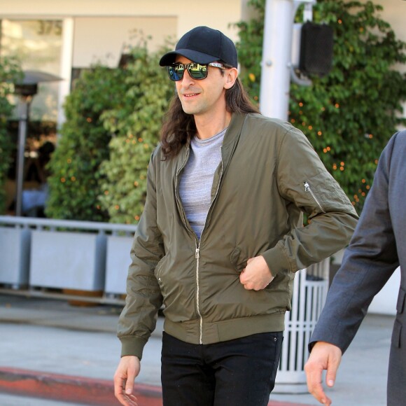 Adrien Brody avec les cheveux très longs se balade dans les rues de Beverly Hills, le 14 février 2017
