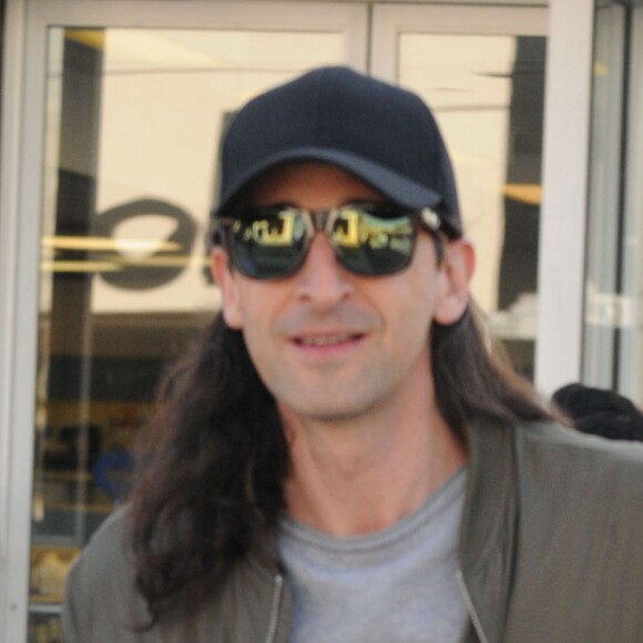 Adrien Brody avec les cheveux très longs se balade dans les rues de Beverly Hills, le 14 février 2017