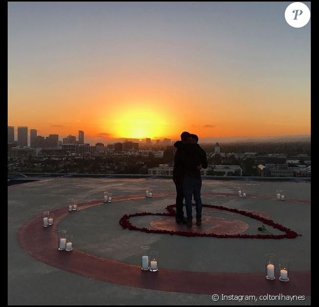 Colton Haynes et son amoureux fêtent la Saint Valentin, le 14 février 2017 à Los Angeles.