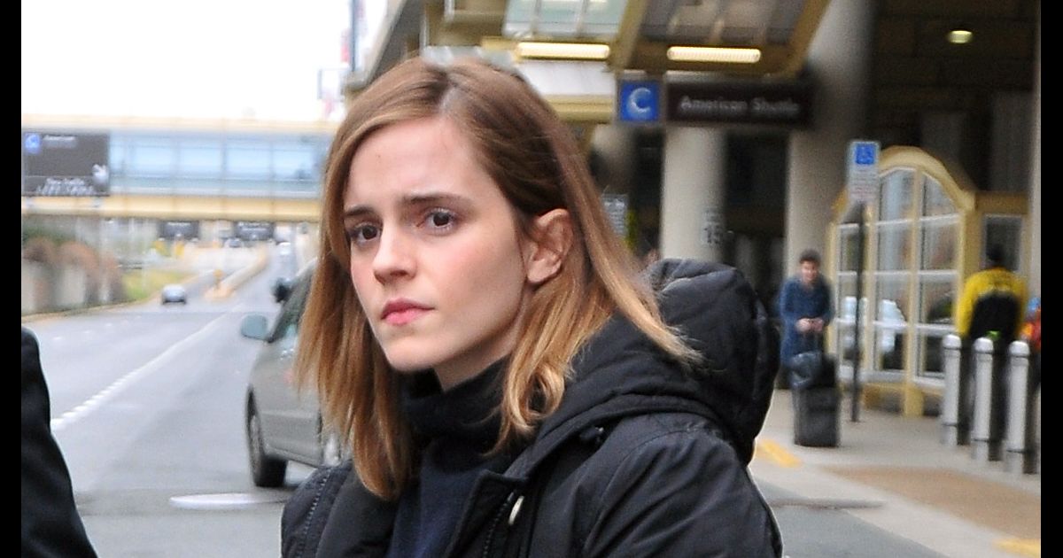 Exclusif - Emma Watson et sa mère Jacqueline Luesby arrivent à l'aéroport de Washington le 20