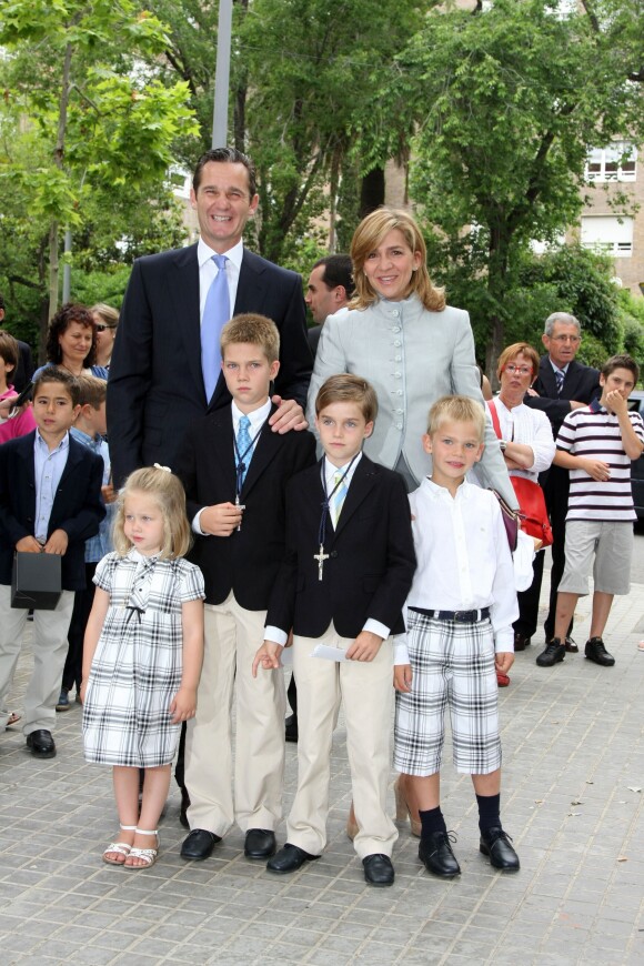 Iñaki Urdangarin et l'infante Cristina d'Espagne avec leurs enfants Irene, Juan Valentin, Pablo Nicolas et Miguel lors de la communion des deux aînés en mai 2009 à Barcelone.