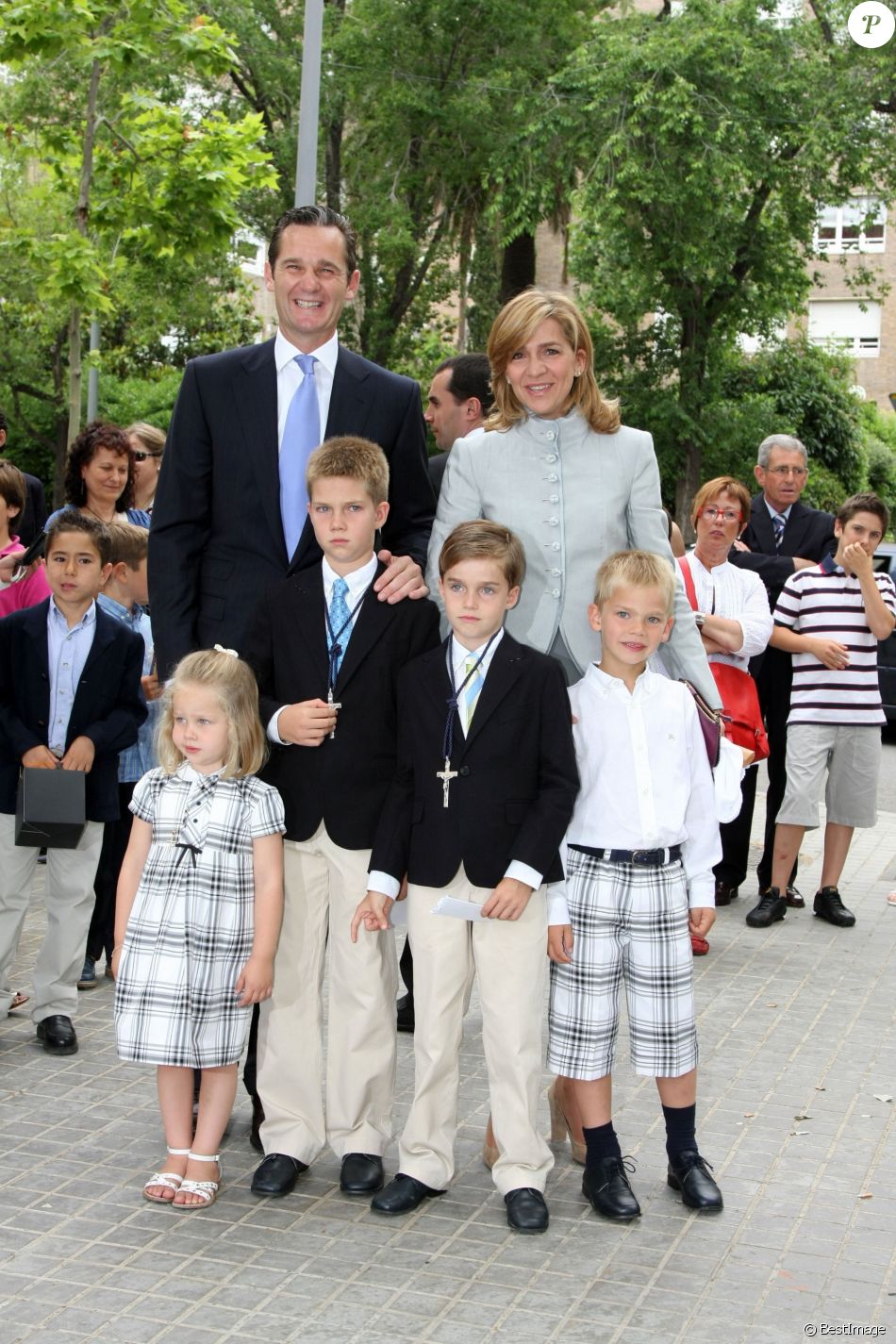 Iñaki Urdangarin et l&#039;infante Cristina d&#039;Espagne avec leurs enfants Irene, Juan Valentin, Pablo Nicolas et Miguel lors de la communion des deux aînés en mai 2009 à Barcelone.