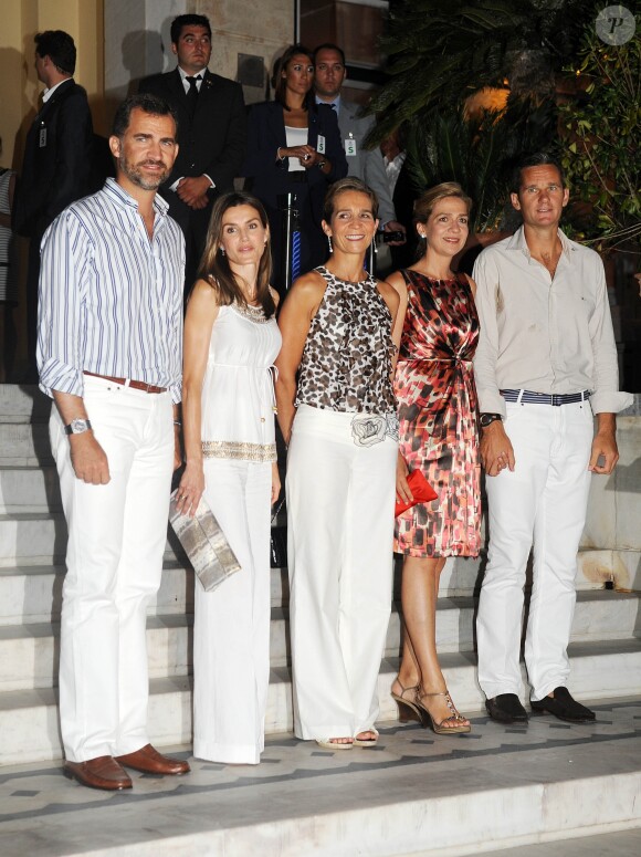 Felipe et Letizia d'Espagne, l'infante Elena, l'infante Cristina et Iñaki Urdangarin à la veille du mariage de Nikolaos de Grèce et Tatiana Blatnik en août 2010 sur l'île de Spetses.