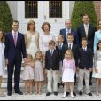  La famille royale d'Espagne lors de la communion de Miguel, fils de l'infante Cristina et d'Iñaki Urdangarin, le 28 mai 2011 au palais de la Zarzuela, à Madrid. 
