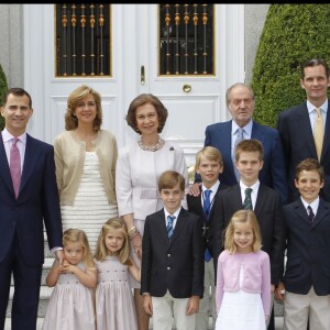 La famille royale d'Espagne lors de la communion de Miguel, fils de l'infante Cristina et d'Iñaki Urdangarin, le 28 mai 2011 au palais de la Zarzuela, à Madrid.