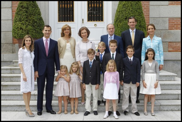 La famille royale d'Espagne lors de la communion de Miguel, fils de l'infante Cristina et d'Iñaki Urdangarin, le 28 mai 2011 au palais de la Zarzuela, à Madrid.