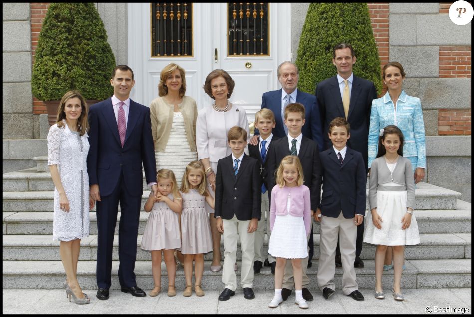 La famille royale d&#039;Espagne lors de la communion de Miguel, fils de l&#039;infante Cristina et d&#039;Iñaki Urdangarin, le 28 mai 2011 au palais de la Zarzuela, à Madrid. 