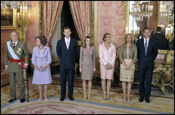 Le roi Juan Carlos Ier d'Espagne, la reine Sofia, Felipe, Letizia, Elena, Cristina et Iñaki Urdangarin lors de la Fête nationale espagnole le 12 octobre 2011.