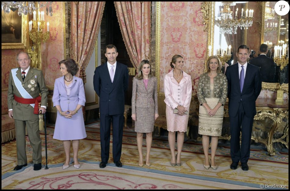  Le roi Juan Carlos Ier d&#039;Espagne, la reine Sofia, Felipe, Letizia, Elena, Cristina et Iñaki Urdangarin lors de la Fête nationale espagnole le 12 octobre 2011. 