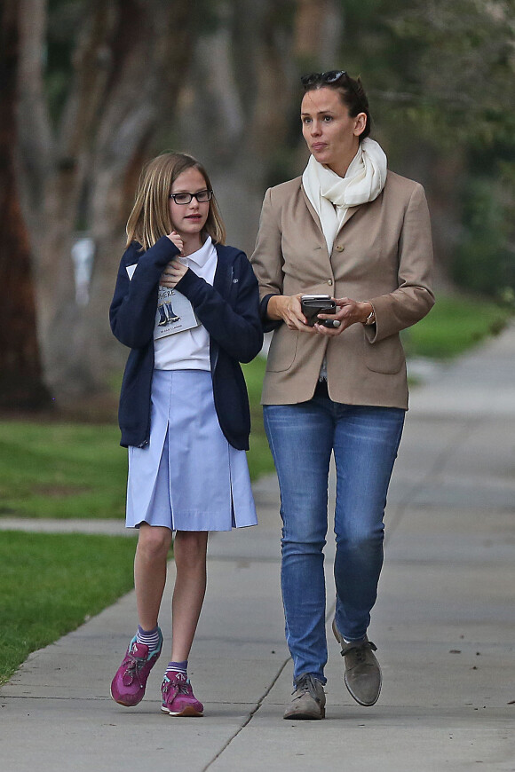 Jennifer Garner se promène avec sa fille Violet à Santa Monica, le 16 février 2017.