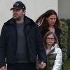 Jennifer Garner et Ben Affleck à la sortie d'une église avec leurs enfants Violet, Seraphina et Samuel à Brentwood. La mère de Ben, Chris Ann Boldt les accompagne. Le 5 février 2017