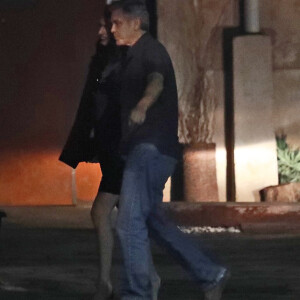 George Clooney a diné au restaurant Smokehouse pour l'anniversaire de sa femme Amal enceinte avec ses parents Nina et Nick Clooney à Barcelone, le 2 février 2017