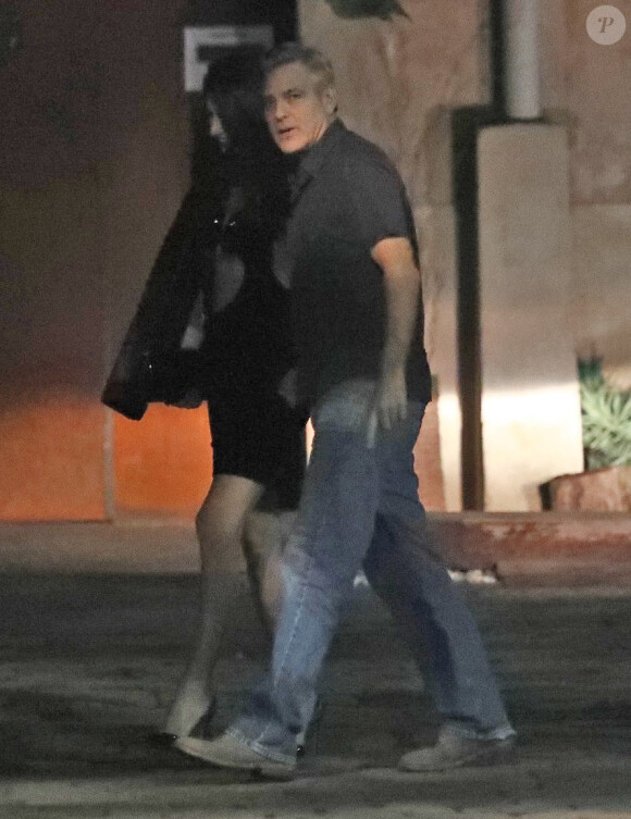 George Clooney a diné au restaurant Smokehouse pour l'anniversaire de sa femme Amal enceinte avec ses parents Nina et Nick Clooney à Barcelone, le 2 février 2017