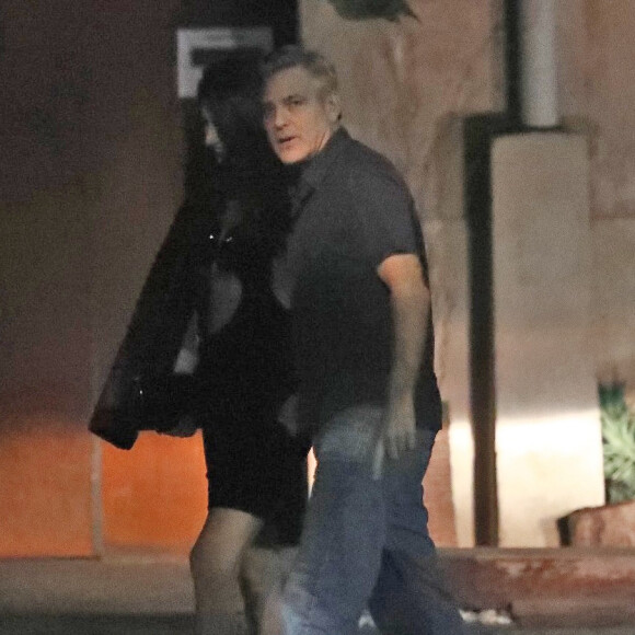 George Clooney a diné au restaurant Smokehouse pour l'anniversaire de sa femme Amal enceinte avec ses parents Nina et Nick Clooney à Barcelone, le 2 février 2017