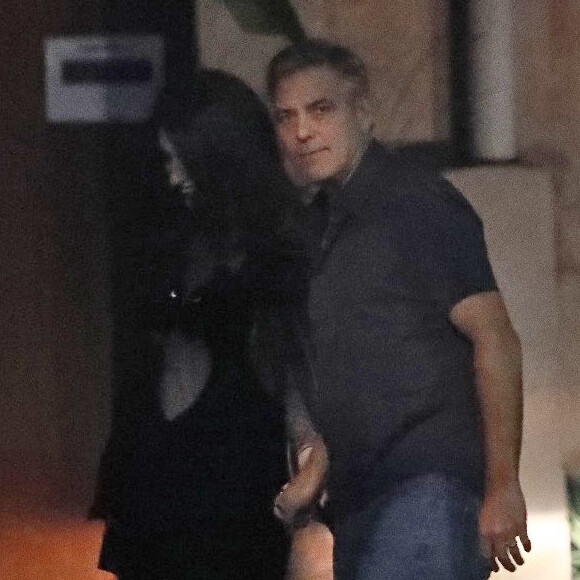 George Clooney a diné au restaurant Smokehouse pour l'anniversaire de sa femme Amal enceinte avec ses parents Nina et Nick Clooney à Barcelone, le 2 février 2017