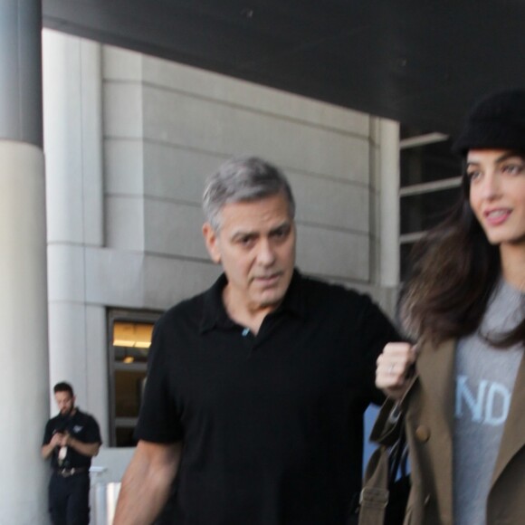 George Clooney et sa femme Amal, enceinte, arrivent à l'aéroport de Los Angeles (LAX), le 27 Janvier 2017.