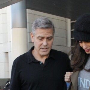 George Clooney et sa femme Amal, enceinte, arrivent à l'aéroport de Los Angeles (LAX), le 27 Janvier 2017.