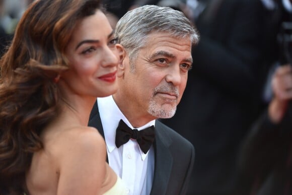 George Clooney et sa femme Amal Clooney (bijoux Cartier) - Montée des marches du film "Money Monster" lors du 69ème Festival International du Film de Cannes. Le 12 mai 2016.