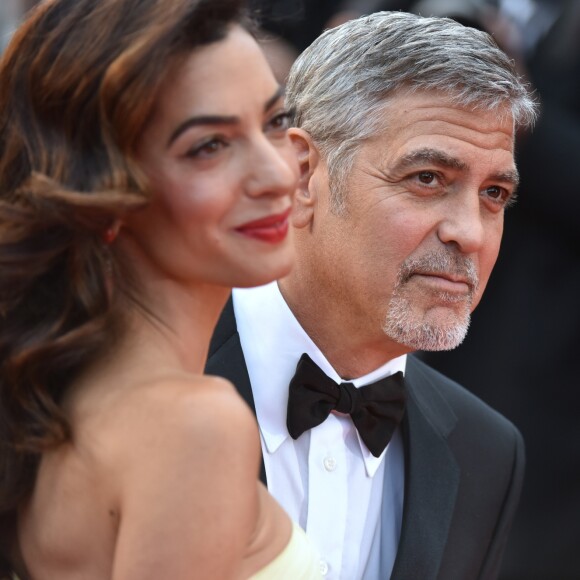 George Clooney et sa femme Amal Clooney (bijoux Cartier) - Montée des marches du film "Money Monster" lors du 69ème Festival International du Film de Cannes. Le 12 mai 2016.