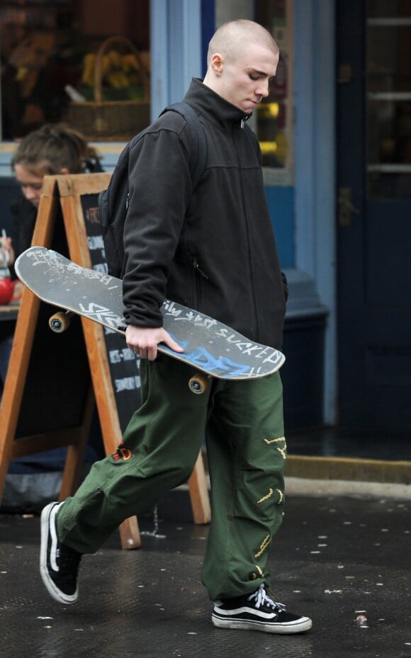 Rocco Ritchie se promène avec son skateboard à Londres, le 02 février 2017.